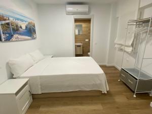 een slaapkamer met een wit bed en een kast bij PLAYA Y SOL z2 in Almería