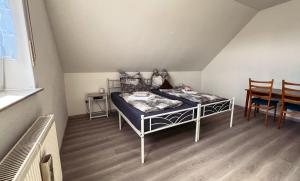 a small room with a bed and a table at B&G Monteurwohnung in Neuzelle