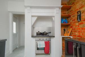 a kitchen with a white stove in a kitchen at Feel at Home in Durham, Charming 3-Bedroom Retreat, Sleeps 5, Parking, WiFi in Swindon
