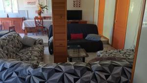 un soggiorno con un divano e un tavolo di La cacaoyère a Saint-Benoît