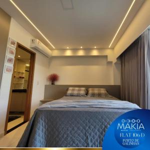 Un dormitorio con una cama con un edredón azul. en Flat Makia Beach Experience, en Ipojuca 15 fotos más