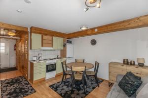 Η κουζίνα ή μικρή κουζίνα στο Levi - Sky Slope Apartment - 3 Bedrooms - Ski-in - Ski-out