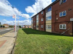a building on the side of a street with a street sign at Crash pad in Luton Town in Luton