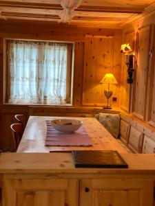 Postel nebo postele na pokoji v ubytování Poschiavo Maiensäss auf 1400m