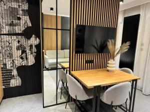 Televízia a/alebo spoločenská miestnosť v ubytovaní Gdańsk Nadmotławie Apartments City Centre Sauna & Gym