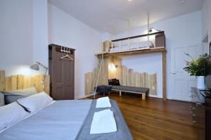 - une chambre avec un lit et un banc dans l'établissement Courtyard Apartment (LIALI), à Berlin