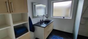 a bathroom with a sink and a mirror at Hyggeligt værelse med lækkert badeværelse in Horsens