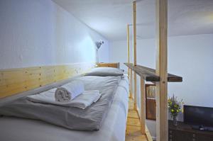 une chambre avec un lit avec des serviettes dessus dans l'établissement Courtyard Apartment (LIALI), à Berlin