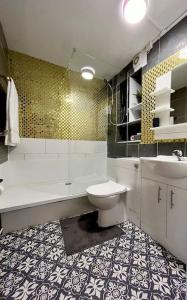 a bathroom with a toilet and a sink at Fabulous 1Bed Apt with Balcony in Central Birmingham in Birmingham +7 photos
