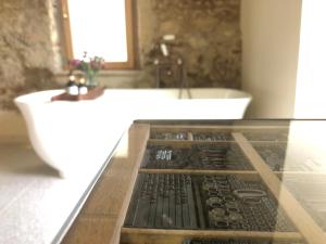une salle de bain avec un lavabo et une baignoire et une dans l'établissement Amaretto, à Tivoli