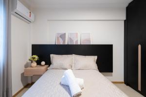 Postel nebo postele na pokoji v ubytování Localização Central! A 450 metros da Vila Germânica Loft com Piscina, Ar-Condicionado, Wi-Fi, Cozinha completa, Garagem Privativa, Espaço Zen, Academia, Sauna, e Mercadinho 24h + 27 fotografií