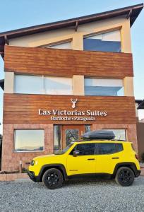 een gele SUV geparkeerd voor een gebouw bij Las Victorias Suites Bariloche in Bariloche +69 foto's