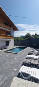 La alberca dentro o cerca de Alpen Krokus