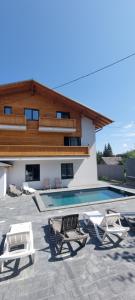 La alberca dentro o cerca de Alpen Krokus