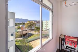 um quarto com uma grande janela com vista em Apartamento Aconchegante Bem Localizado RBE0031 em Florianópolis