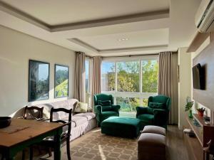 Posezení v ubytování Cobertura 2 dorm Vista Vale by Achei Gramado