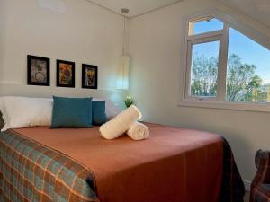 Postel nebo postele na pokoji v ubytování Cobertura 2 dorm Vista Vale by Achei Gramado