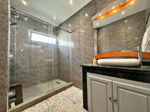 un baño con ducha y lavabo en Chez Abdou, en Marrakech