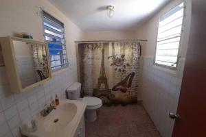 Bilik mandi di Spacious central and convinient Full AC