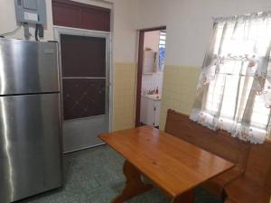 Dapur atau dapur kecil di Spacious central and convinient Full AC