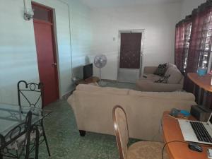 Ruang duduk di Spacious central and convinient Full AC