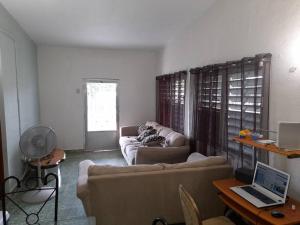 Televisyen dan/atau pusat hiburan di Spacious central and convinient Full AC