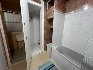 a bathroom with a tub and a toilet and a shower at Baudeux - Appartement simple sur Argenteuil, proche Paris in Argenteuil