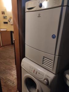 a washing machine with a computer on top of it at Casa Sul Golfo di Ognina in Cannizzaro