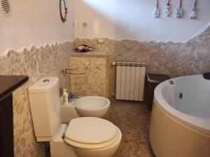 a bathroom with a toilet and a sink and a tub at Casa Sul Golfo di Ognina in Cannizzaro +6 photos