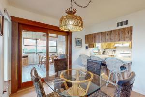 Kuchyň nebo kuchyňský kout v ubytování Spacious Seaside Cottage w/ Sunroom – 1-Minute Walk to Vilano Beach