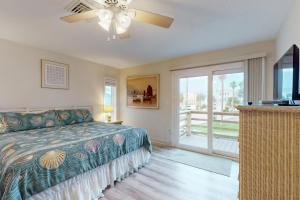 TV a/nebo společenská místnost v ubytování Spacious Seaside Cottage w/ Sunroom – 1-Minute Walk to Vilano Beach