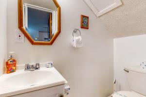 Koupelna v ubytování Spacious Seaside Cottage w/ Sunroom – 1-Minute Walk to Vilano Beach + 26 fotografií