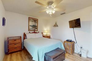 Postel nebo postele na pokoji v ubytování Spacious Seaside Cottage w/ Sunroom – 1-Minute Walk to Vilano Beach