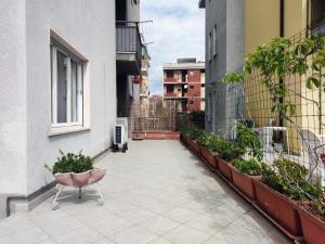 un balcon avec un banc au milieu d'un immeuble dans l'établissement Appartamenti Caprice, à Diano Marina 7 autres photos