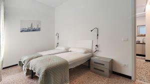 une chambre avec deux lits et un miroir dans l'établissement Appartamenti Caprice, à Diano Marina