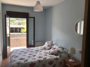 a bedroom with a bed and a window at El Mirador de Hervas in Hervás