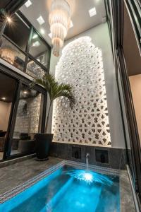 图卢姆Luxury Villa, Beach Club - Jungle View - Sahara Bleu的一座游泳池,位于一栋大楼的房间里