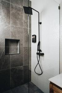 图卢姆Luxury Villa, Beach Club - Jungle View - Sahara Bleu的浴室里有玻璃门的淋浴间