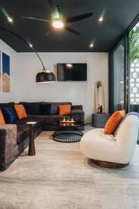 图卢姆Luxury Villa, Beach Club - Jungle View - Sahara Bleu的带沙发和椅子的客厅 更多52张照片