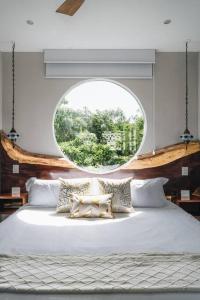 图卢姆Luxury Villa, Beach Club - Jungle View - Sahara Bleu的一间带大床和大窗户的卧室