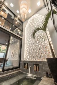 图卢姆Luxury Villa, Beach Club - Jungle View - Sahara Jade的一间内有植物的浴缸的房间