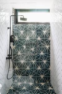 图卢姆Luxury Villa, Beach Club - Jungle View - Sahara Jade的浴室设有黑色和白色的瓷砖墙。