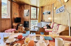 Zdjęcie z galerii obiektu Résidence Le Savoy - Appartement 2 pièces 4 personnes à Tignes proche des commerces et des pistes dans le quartier du Lavachet. Appartement avec un g MAE-1966 w mieście Tignes