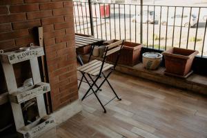 un balcone con una sedia e una stufa su un edificio in mattoni di Poccio House a Fiumicino