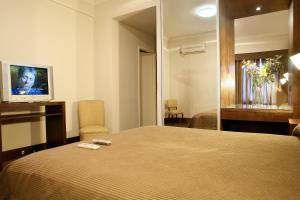 Llit o llits en una habitació de Constitución Palace Hotel