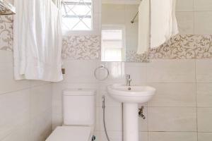 Koupelna v ubytování Saruni Homes + 37 fotografií