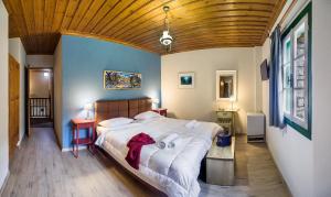 Postel nebo postele na pokoji v ubytování Zissis Hotel