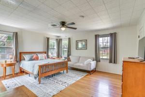 Posezení v ubytování Pet Friendly Home with Yard and Grill in Crowell!