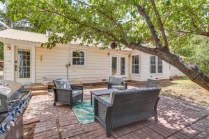 Posezení v ubytování Pet Friendly Home with Yard and Grill in Crowell!