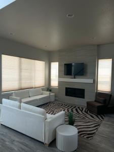 奥罗拉New Modern Contemporary House by The Airport and Gaylord Resort的客厅配有白色家具和平面电视